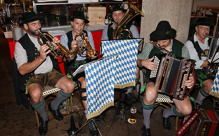Die Unterhachiger beim "Wiesn ansitzen" im Hochreiters Steirer am Markt (©Foto: Martin Schmitz)